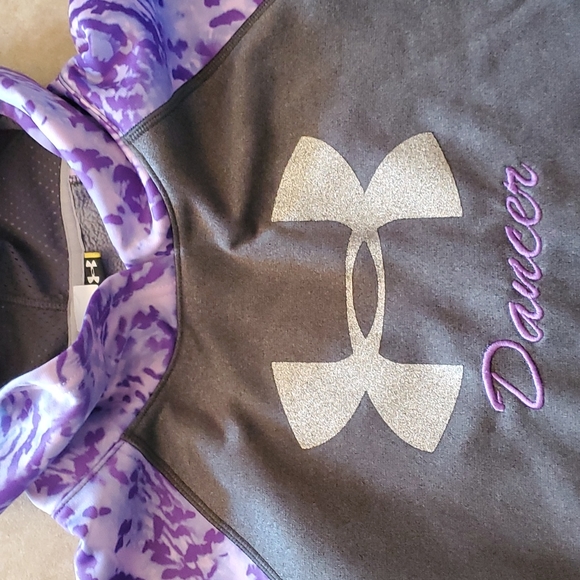 Girls Under Armour Sweatshirt. - Picture 3 of 5